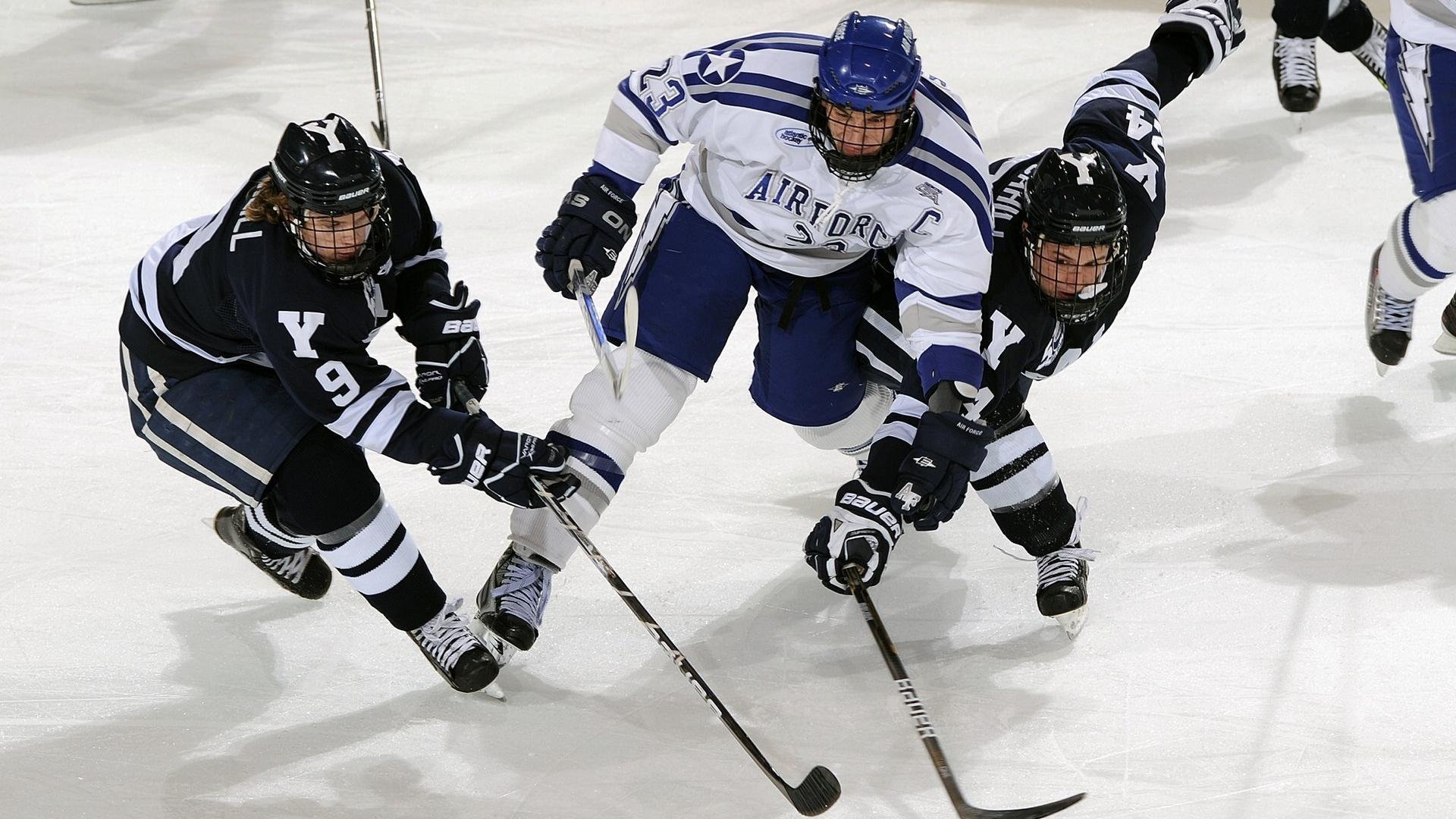 九游娱乐官方-里昂锋线穿插牵制防线形成进攻空间，里昂路线